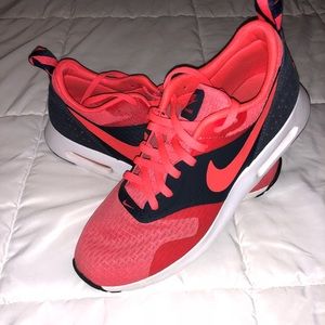 Nike Air Max Tavas Men 8.5 size USED BUT LOOK NEW